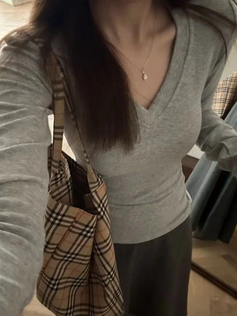 Футболка с V-образным вырезом, немецкий бархат, сексуальная, длинный рукав, осень-зима 2025, новый стиль, стройная теплая базовая футболка