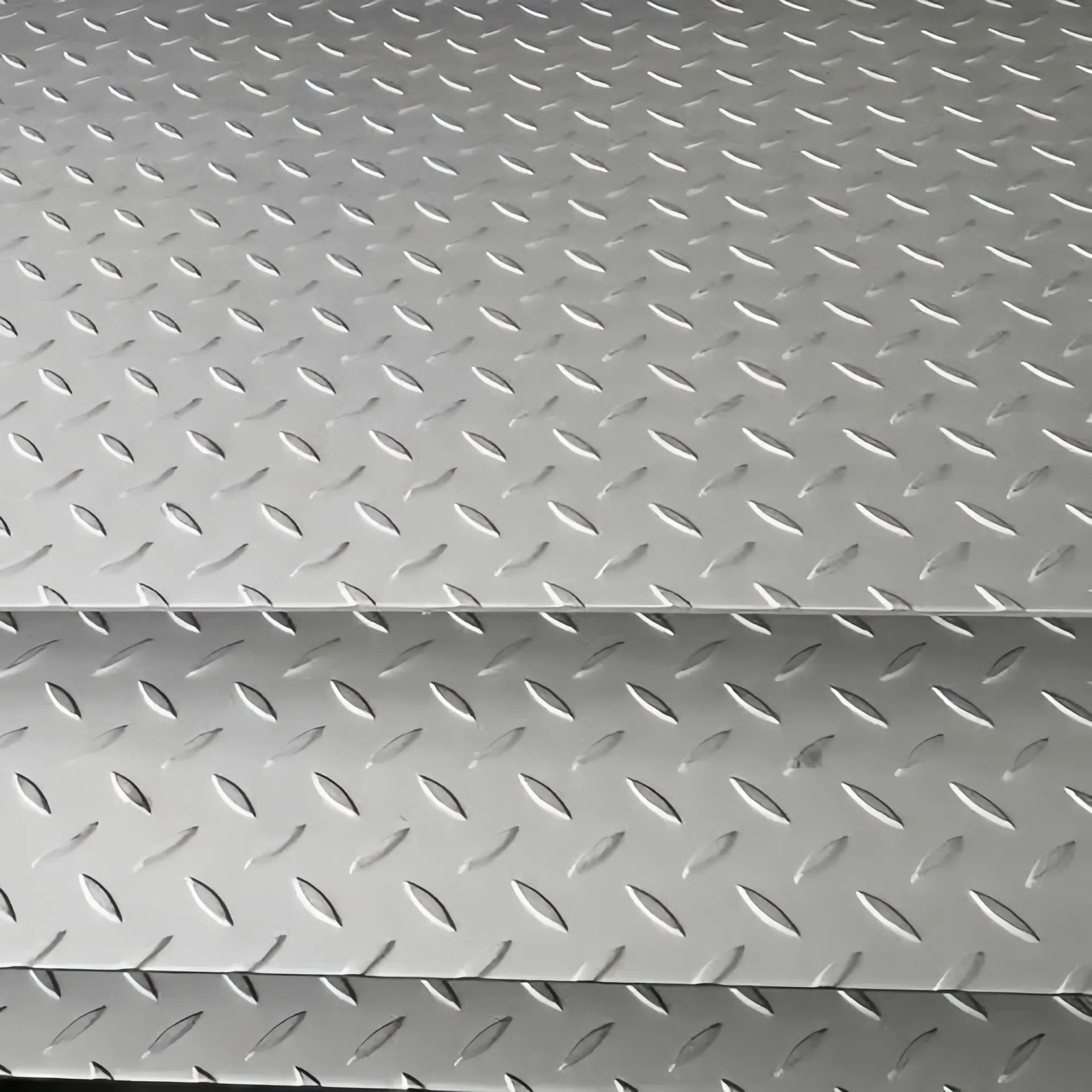 304 stainless steel diamond plate stair treads stainless steel anti-skid plate bending zero cut hot rolled stainless steel embossing plate