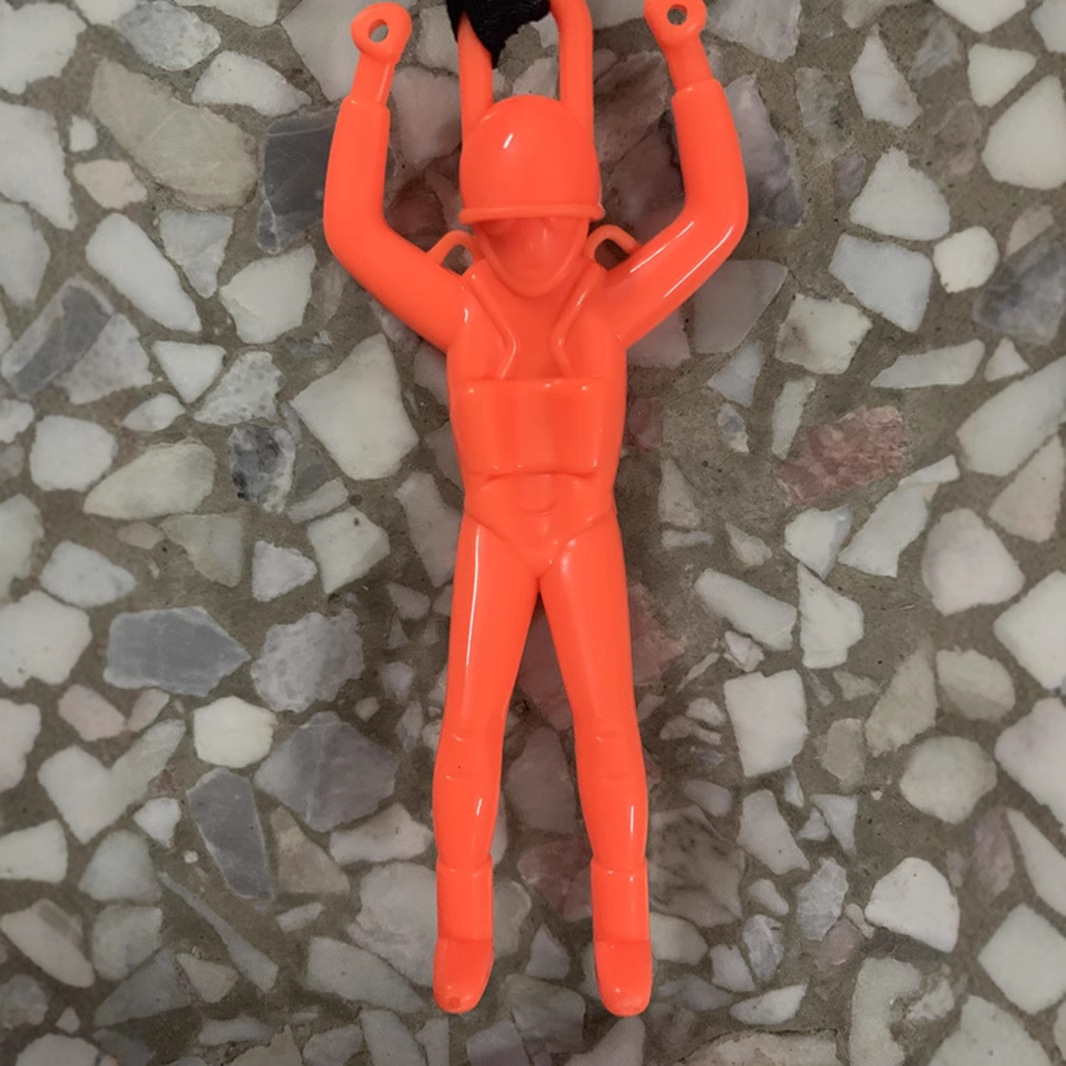 The original package of C hand-thrown parachute soldiers raise their hands and hold hands model diy military accessories manufacturers direct supply