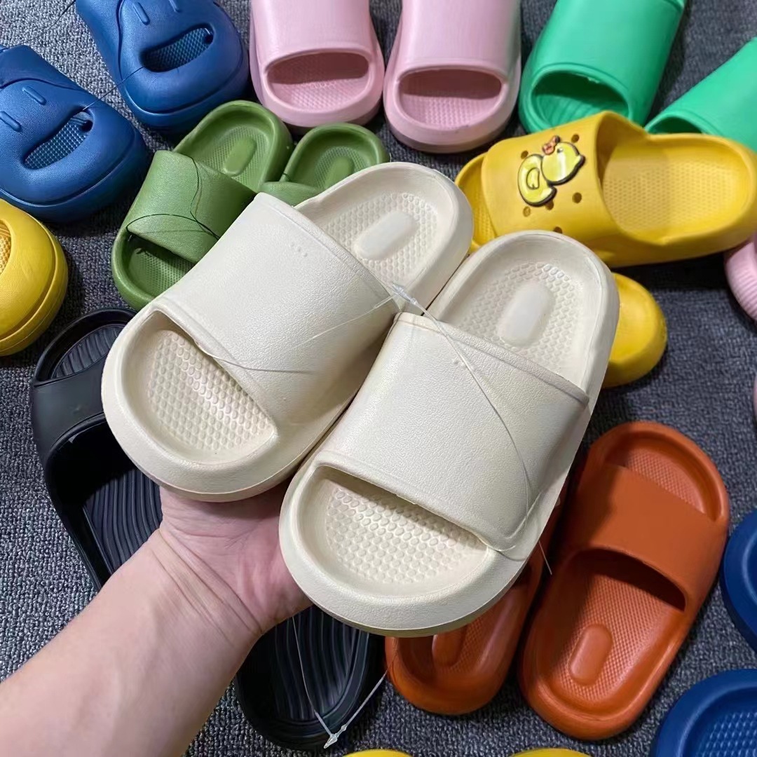 Rubber and plastic children's slippers Miscellaneous stall slippers hole shoes children wholesale summer slippers indoor 2 to 12 years old