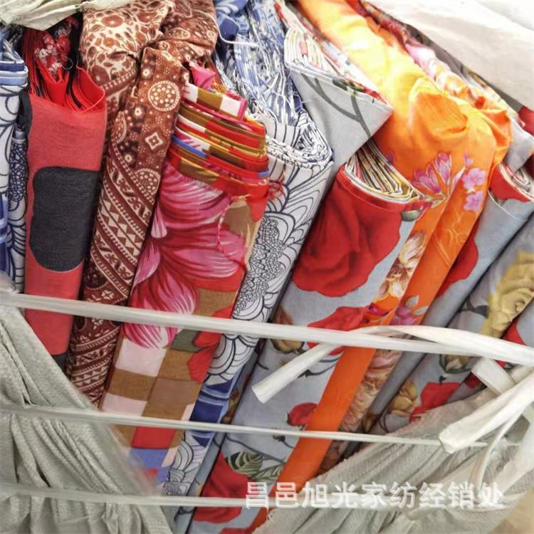 Manufacturer Clears Inventory at a Loss: Polyester Brushed Fabric, Pure Cotton Bed Sheet, 40% Pure Cotton Large Fabric Remnants with Printed Surface