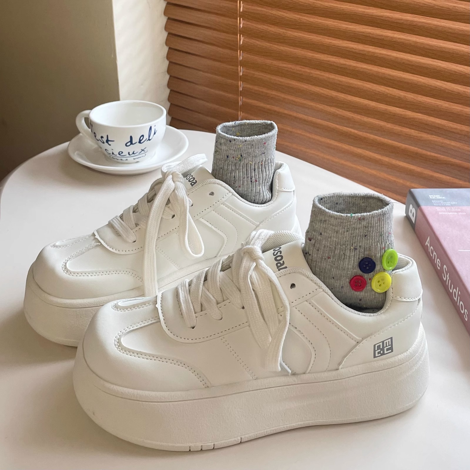 Молоко фуфу японский стиль толстосолые белые ботинки для женщин 2024 новые универсальные легкие увеличивающие высоту студенческие кампусные спортивные ботинки