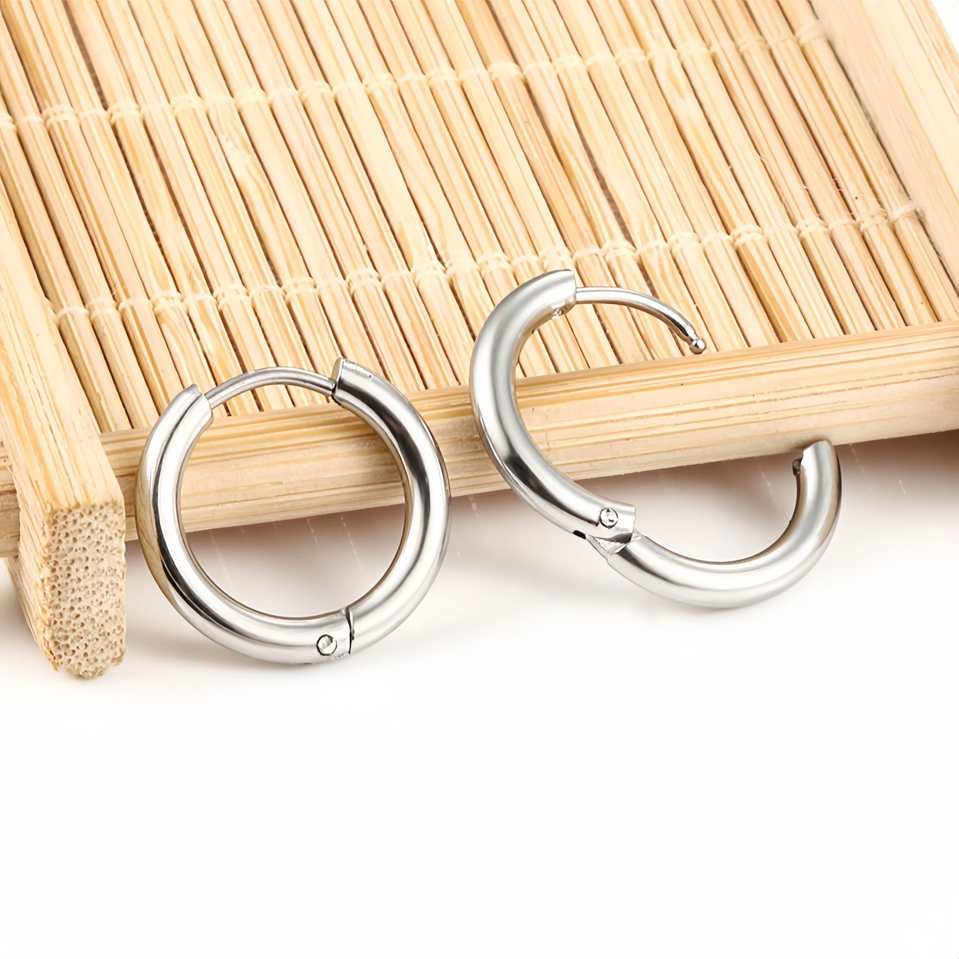 Factory in stock stainless steel earrings simple round plain captive ear holes for men and women cross-border titanium steel jewelry wholesale