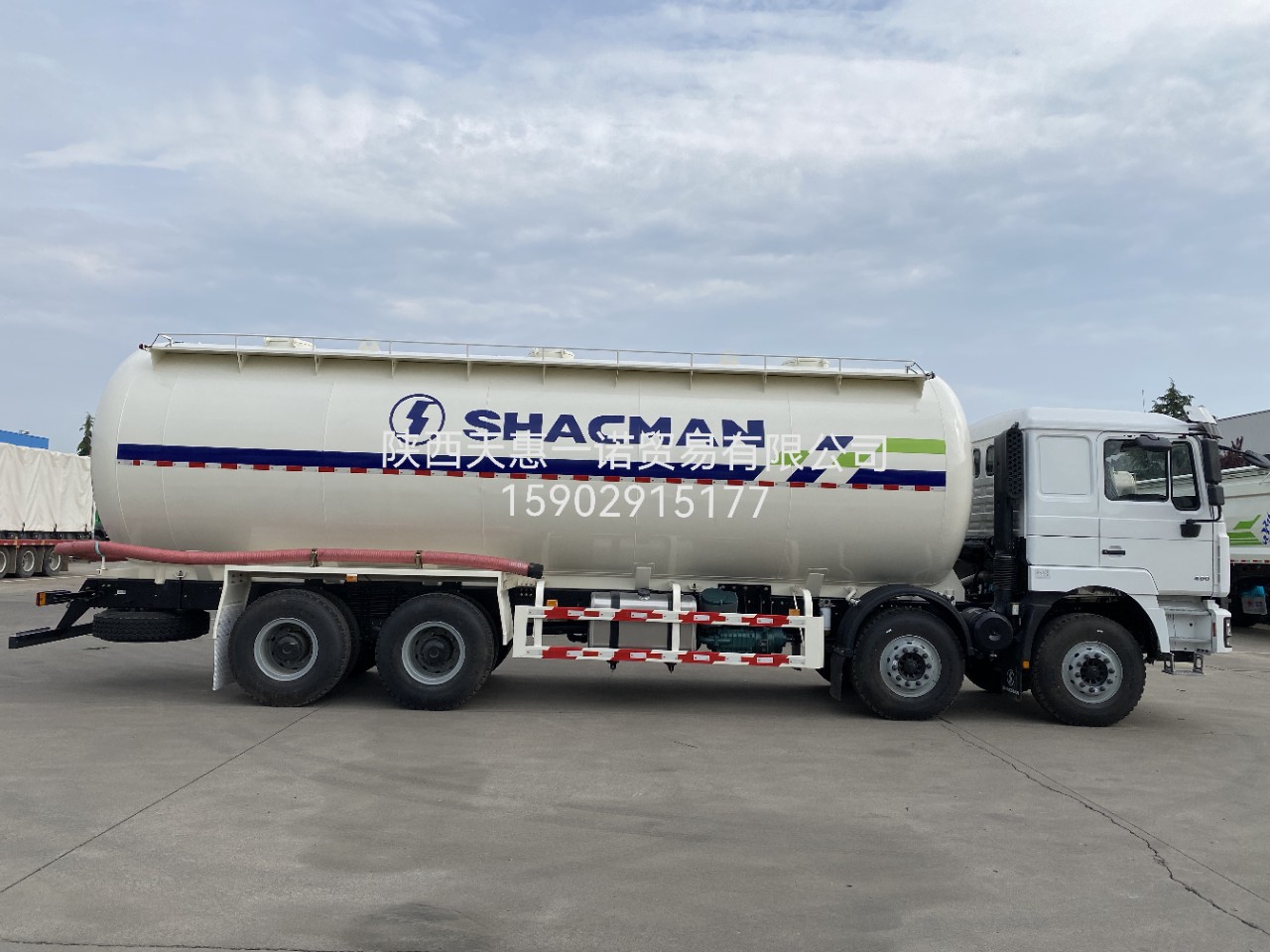 Shacman Exports Shaan Automobile F3000 Bulk Cement Transport Truck and Granular Material Truck to Tajikistan