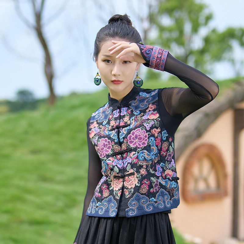 Жилет с вышивкой, универсальный, для всех сезонов