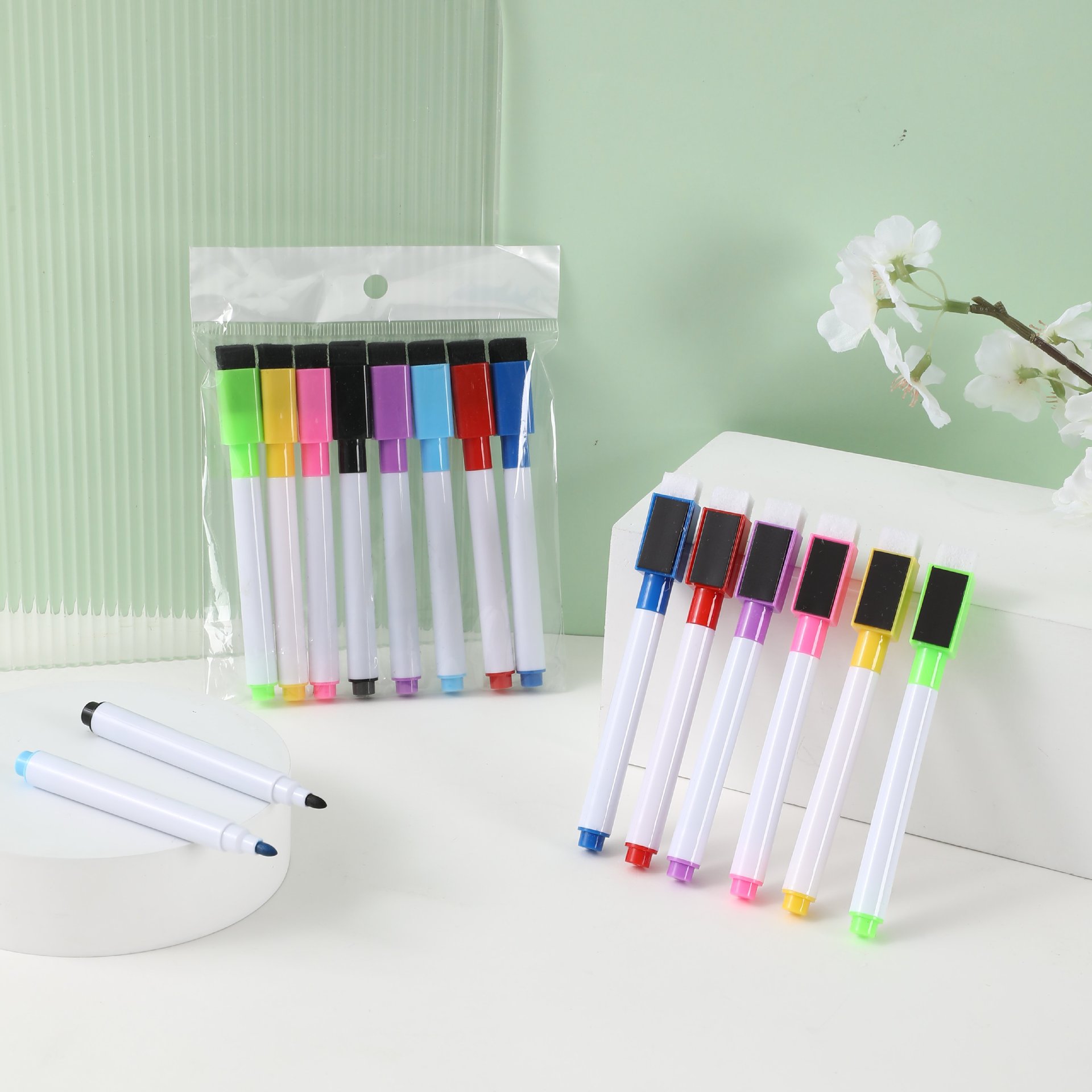 White water-based pen with magnetic whiteboard pen can be absorbed and erasable office culture and education color blackboard pen marker pen wholesale