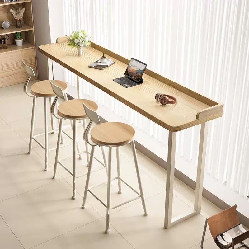 Скандинавский бар для дома, простой стол из массива дерева, длинный стол у стены и окна, набор столов и стульев с высокими ножками