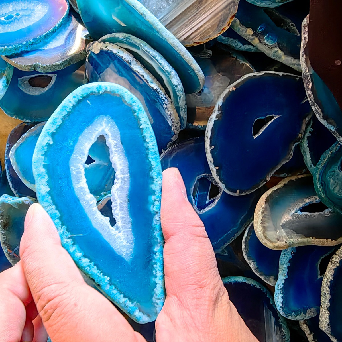 Factory direct natural agate slice stone slice Phnom Penh agate coasters ornaments landscape piece perforation