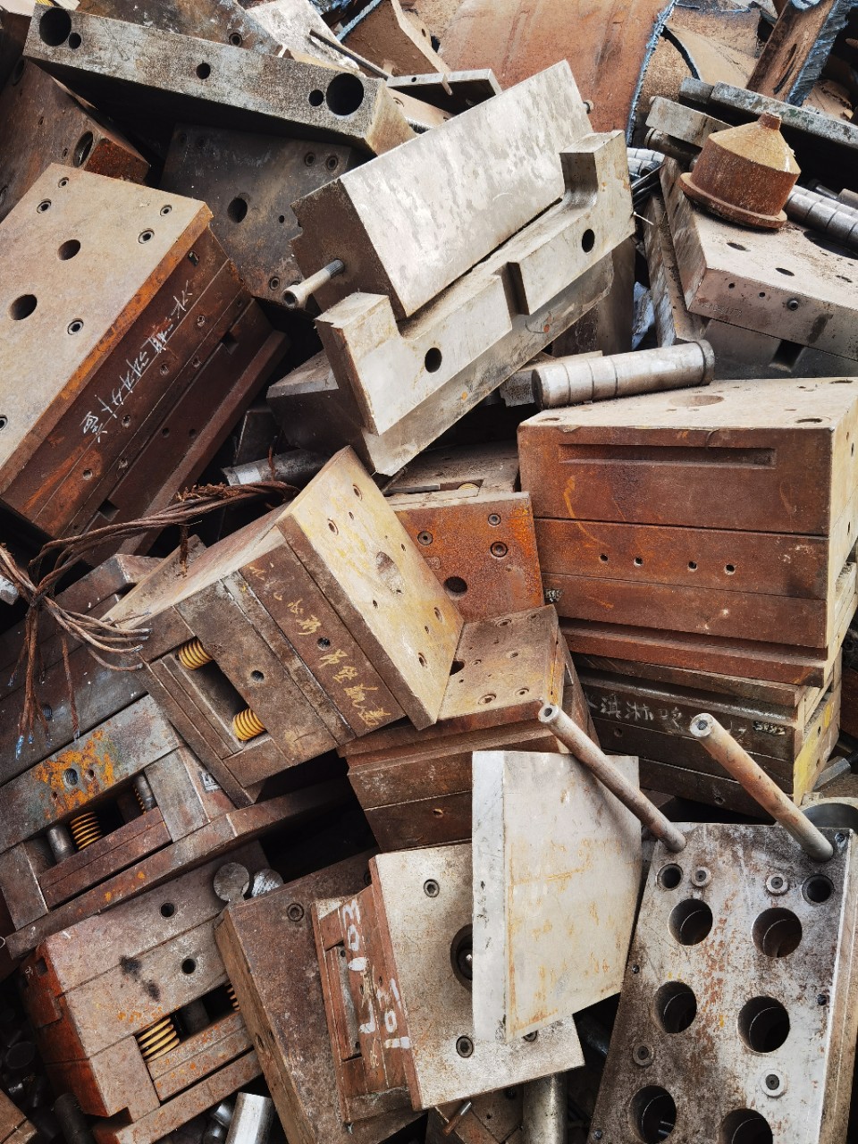 Recycling of Waste Molds, Long-Term Recycling of Large Quantities of Molds, Guangdong Specializes in Recycling Waste Copper, Waste Aluminum and Waste Molds