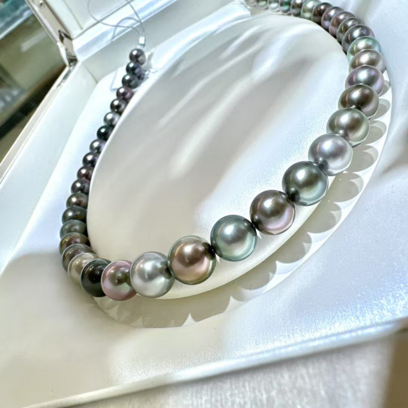 Queen of Tahitian Black Butterfly 9.0-10.9mm Perfectly Round, Strong Light, Mixed Colors, Oily, Very Clean