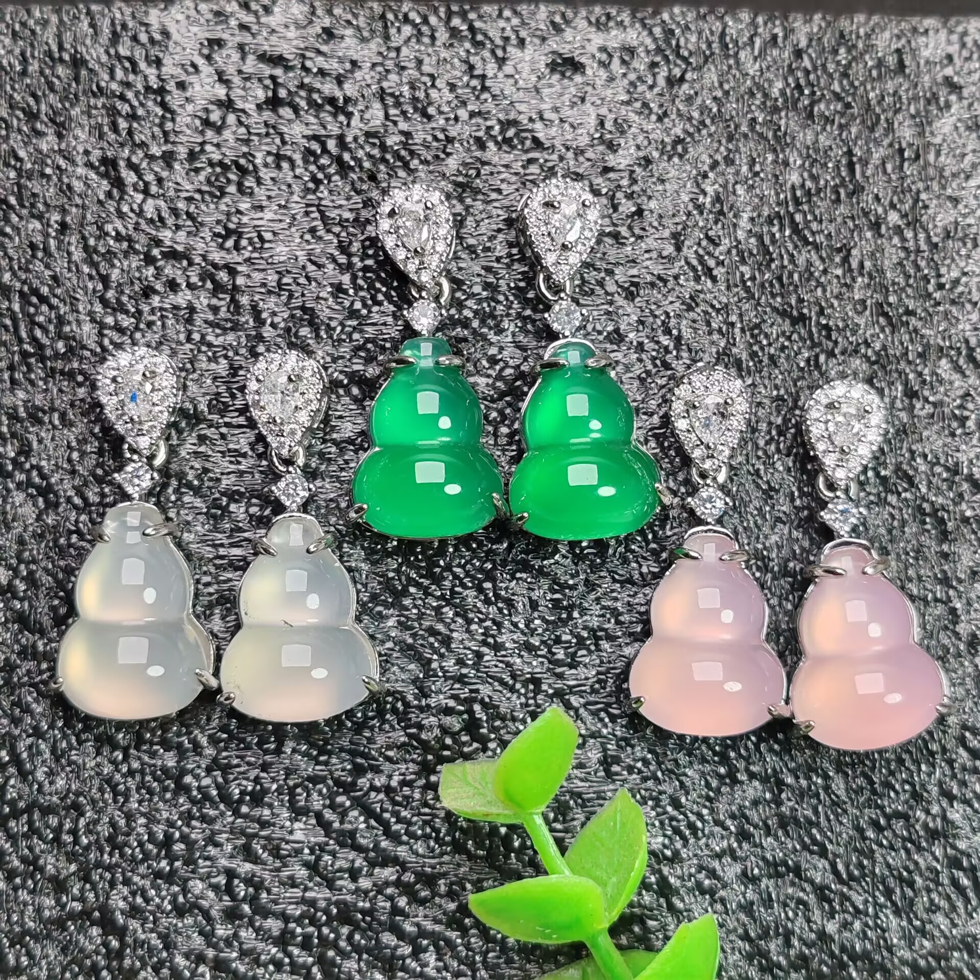 Серьги с зеленым халцедоном, грушевидные, серебряные иглы S925, социальный стиль, серьги с микроинкрустацией цирконием, зеленые серьги