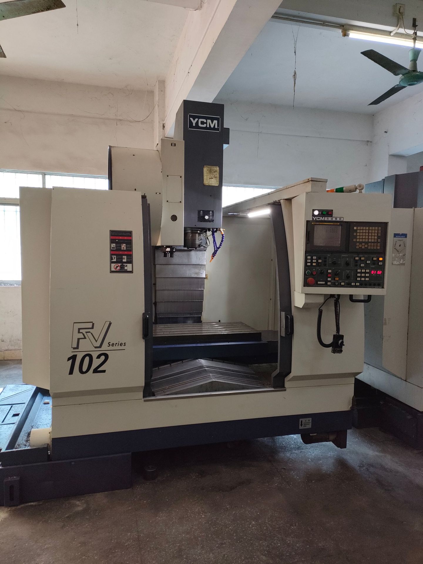 Used Taiwan Yongjin FV102 Processing Center Used CNC CNC Computer Gong Yongjin Processing Center