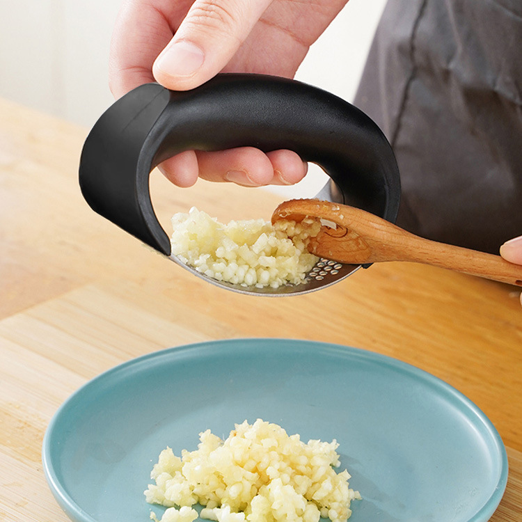 Ручная изогнутая чеснокодавка многофункциональная