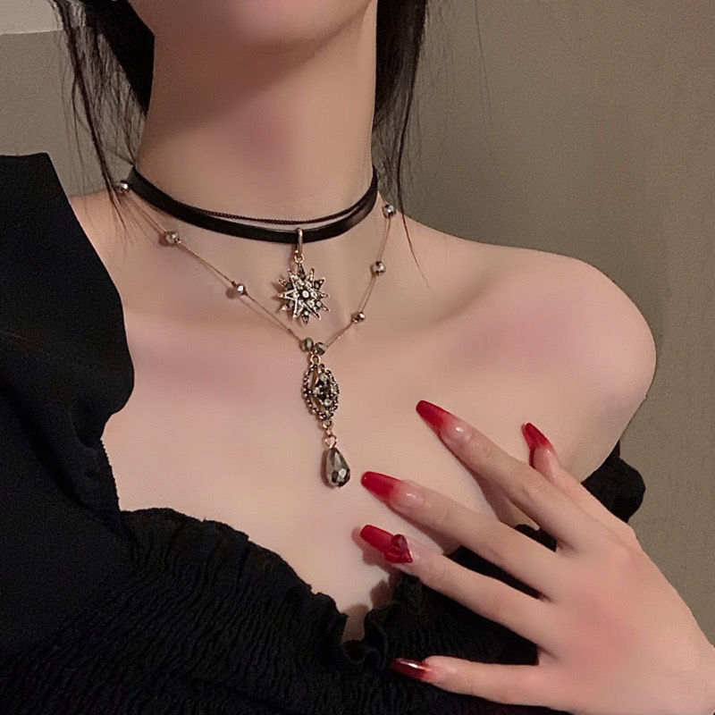 Niche Dark Multi-layer Hollow Baroque Necklace Women's Retro Choker Elegant Princess Alien Clavicle Chain