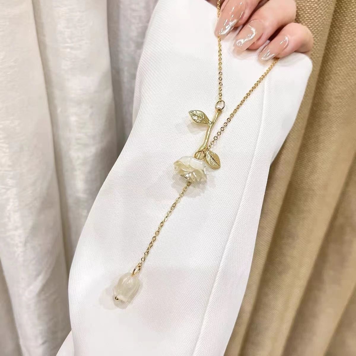 Rose Wind Bell Necklace Female Niche Design High-grade Flower Pendant Neck Chain Super Fairy French Vintage Clavicle Chain