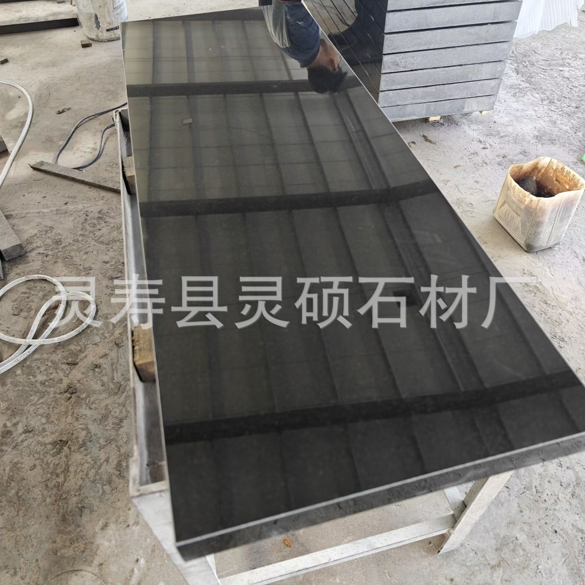 Supply Shanxi Black Stone Tombstone Chinese Black Granite Cemetery Tombstone Engraving Price