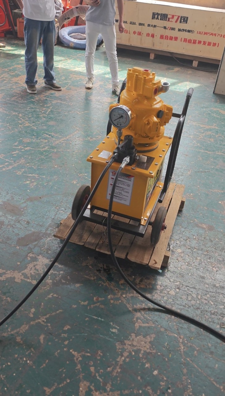 Static blasting of pneumatic hydraulic rock cracking machine for underground coal mine LYY-40-25