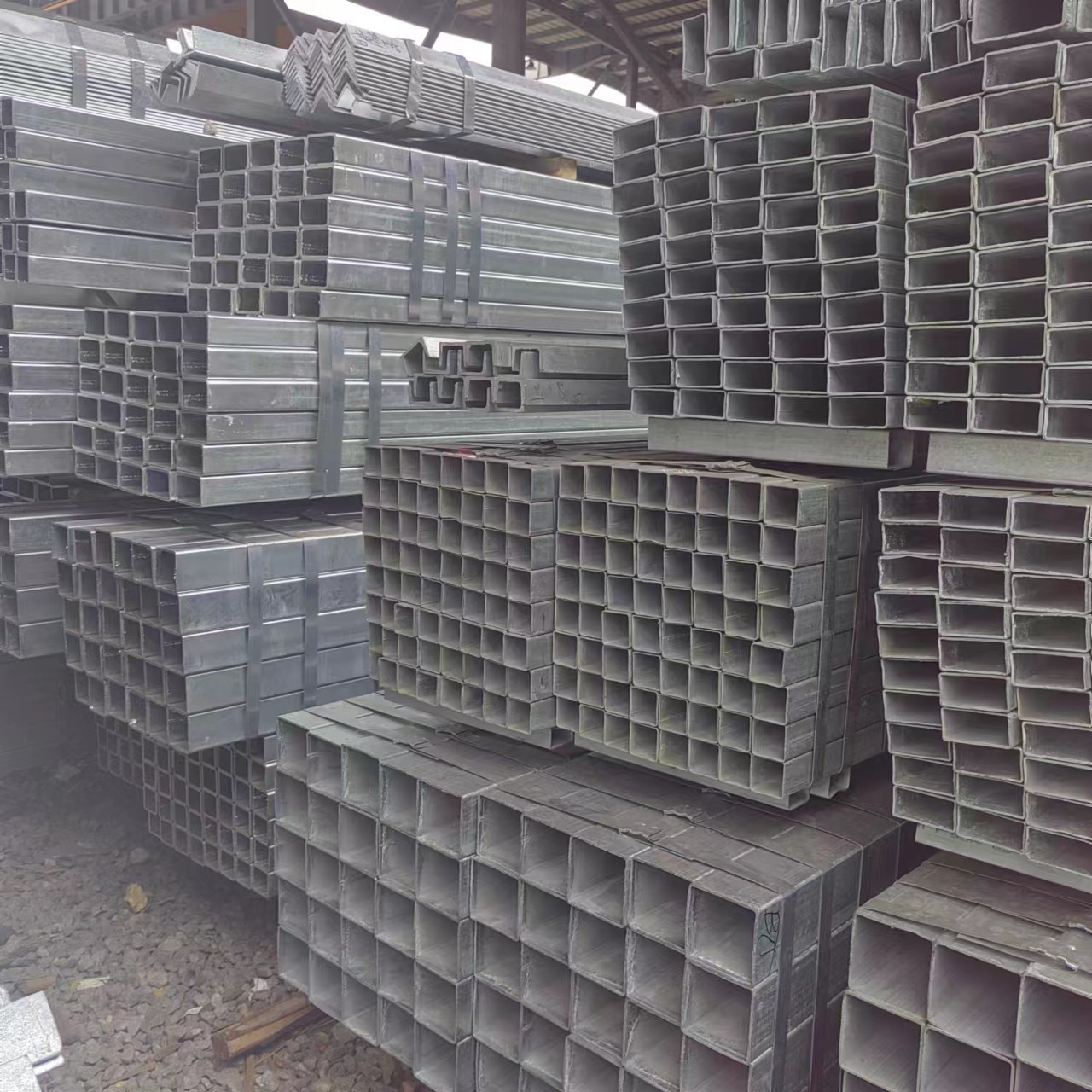Guangdong Factory Directly Supplies Zinc Aluminum Magnesium Square Tube Structural Tube Q235B Supply Hot Dip Galvanized Rectangular Square Tube