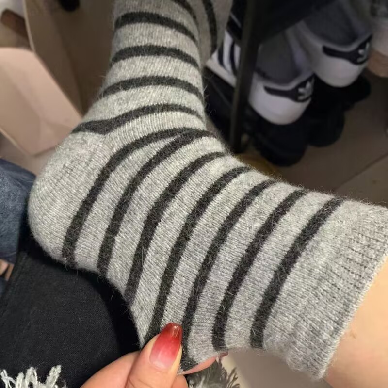 Autumn and winter super thick wool plush socks women's simple color matching striped vintage cotton socks versatile medium thick socks
