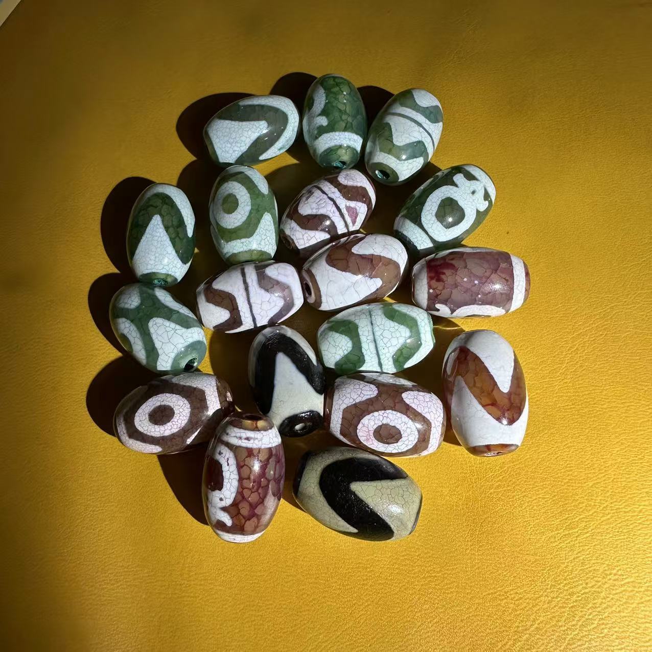 Natural agate wholesale new Xizang antique open film do old day beads totem loose beads wholesale beads bodhi accessories