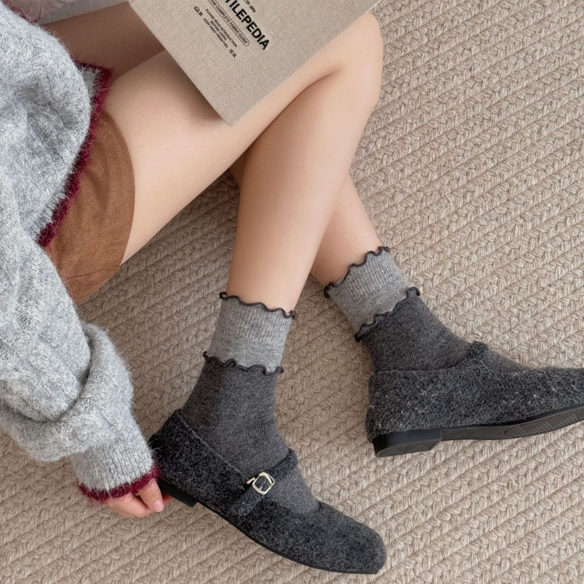 Autumn and Winter Thickened Warm Gray Bow Wool Socks for Women, Korean Style Striped Egg Label Seamless Mid-Calf Socks