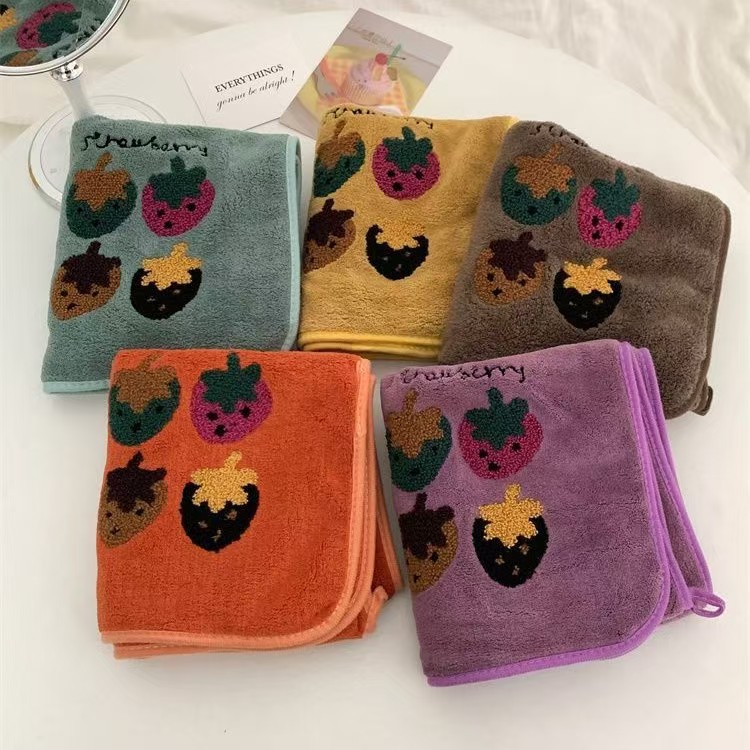 Проблемы с ягодами - милое большое полотенце с вышитыми краями, впитывающее новогоднее издание