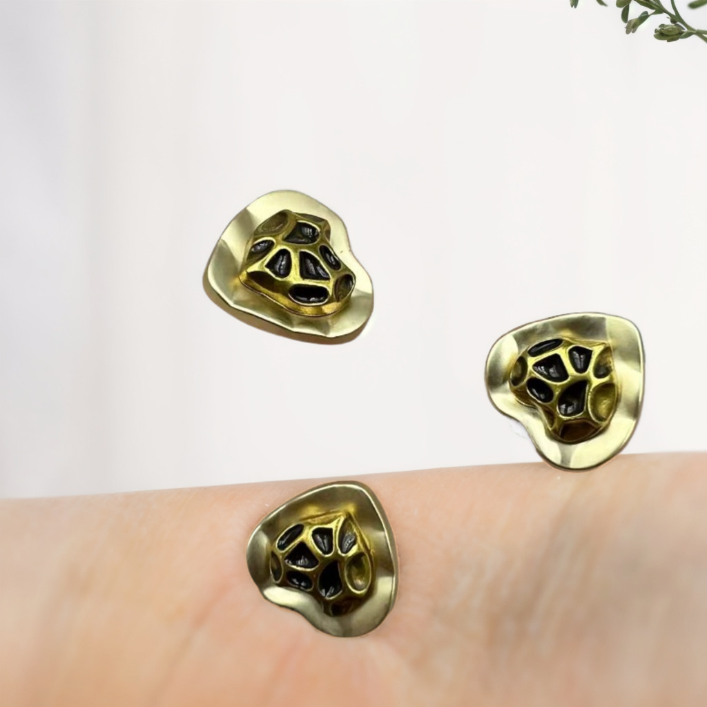 New in Stock Irregular Buttons Wholesale Boutique Fashion Buttons Hollow Flower Metal Buttons Coat Buttons Fashion Buttons