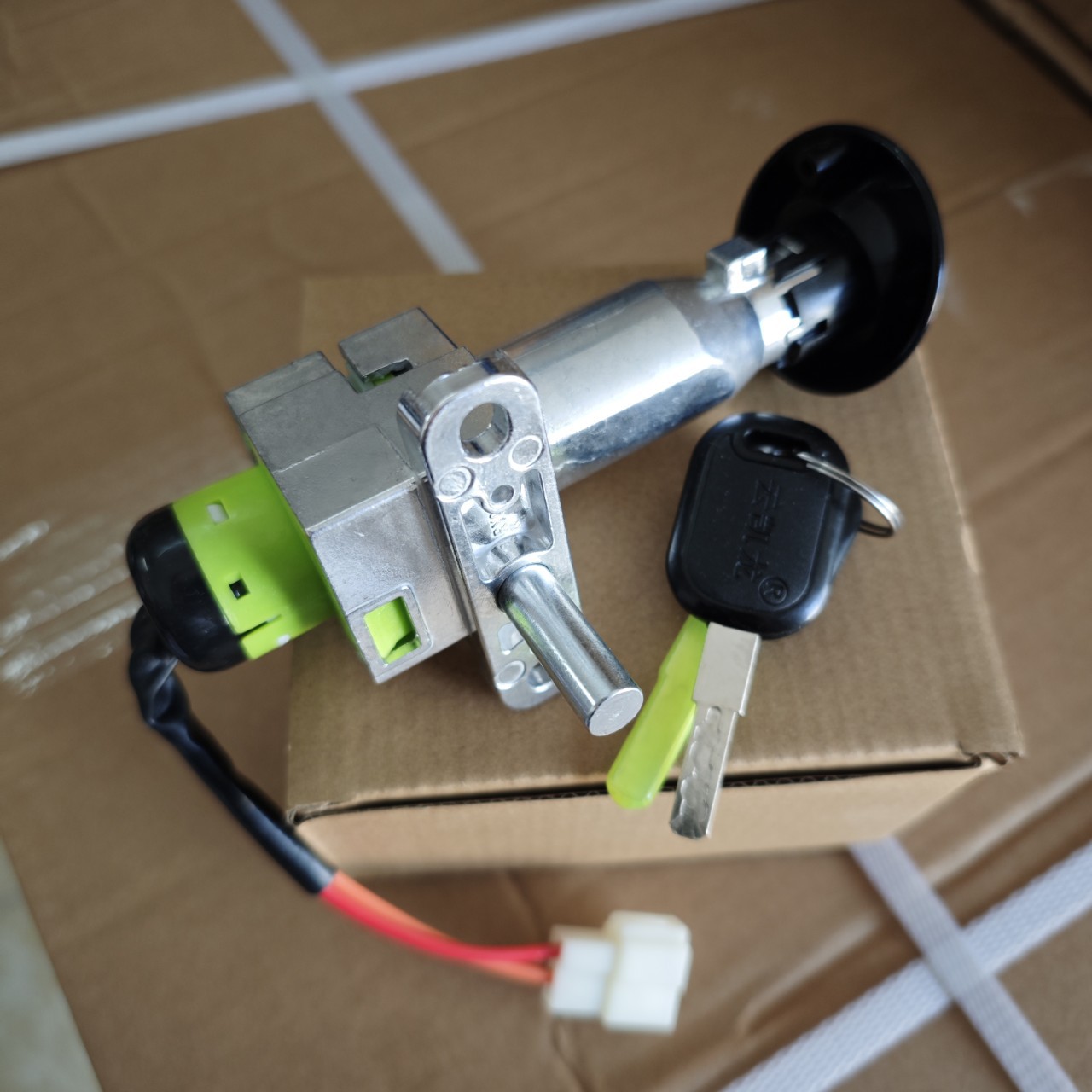 Suitable for calf N1Snqi electric car battery car electric door lock set lock dragon head lock switch cushion lock key