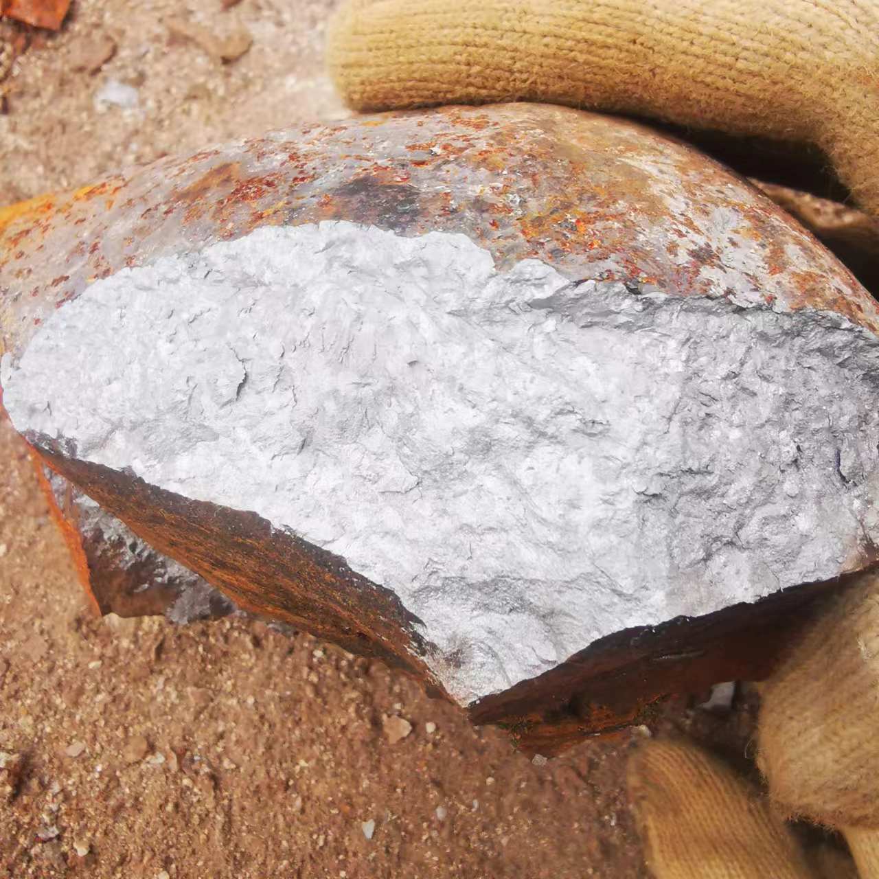 белый чугун, специальный чугун для изготовления цветков, хрустящий и легко ломкий, мелкий чугунный блок