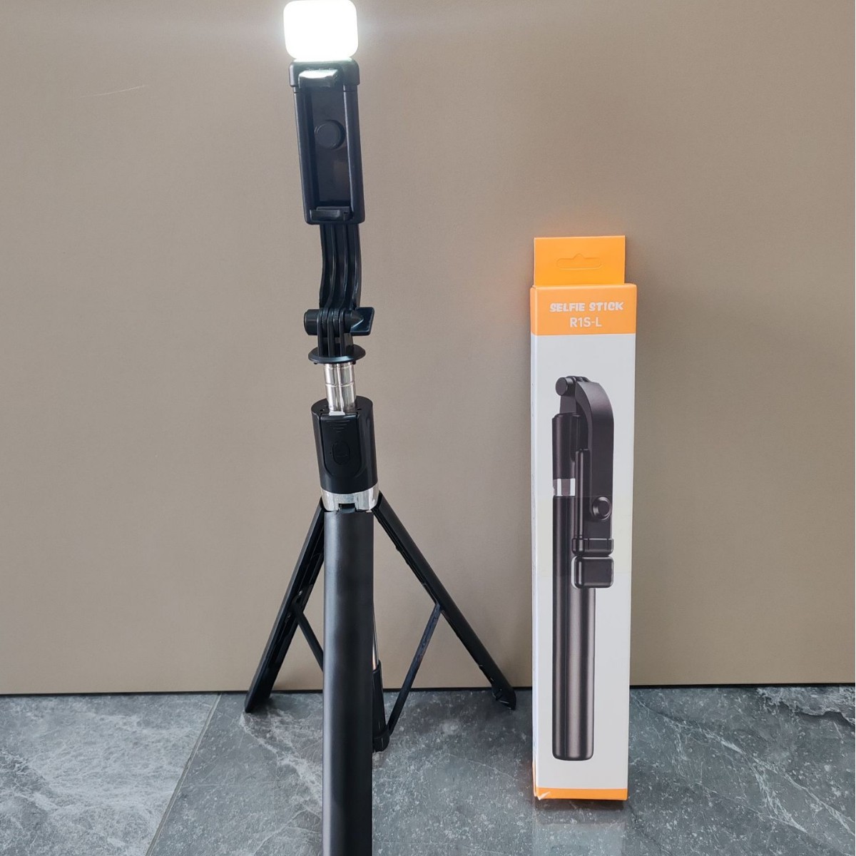 R1S-L Mobile Phone Selfie Stick Bluetooth Tripod 1.8m Body Floor-Standing Telescopic Pole Portable Desktop Lazy Shake