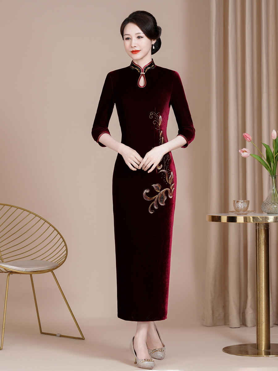 Hong Yun 2024 Embroidered New Slim-fit Improved Velvet Cheongsam Dress plus size Happy Mother Wedding Dress Long Happy Mother-in-law