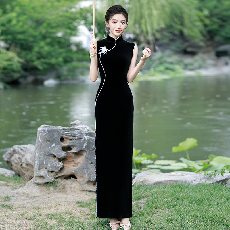 Catwalk Cheongsam 2025 New Slim-Fitting Ceremonial Pearl Velvet Black Cheongsam Retro Slim Performance Cheongsam