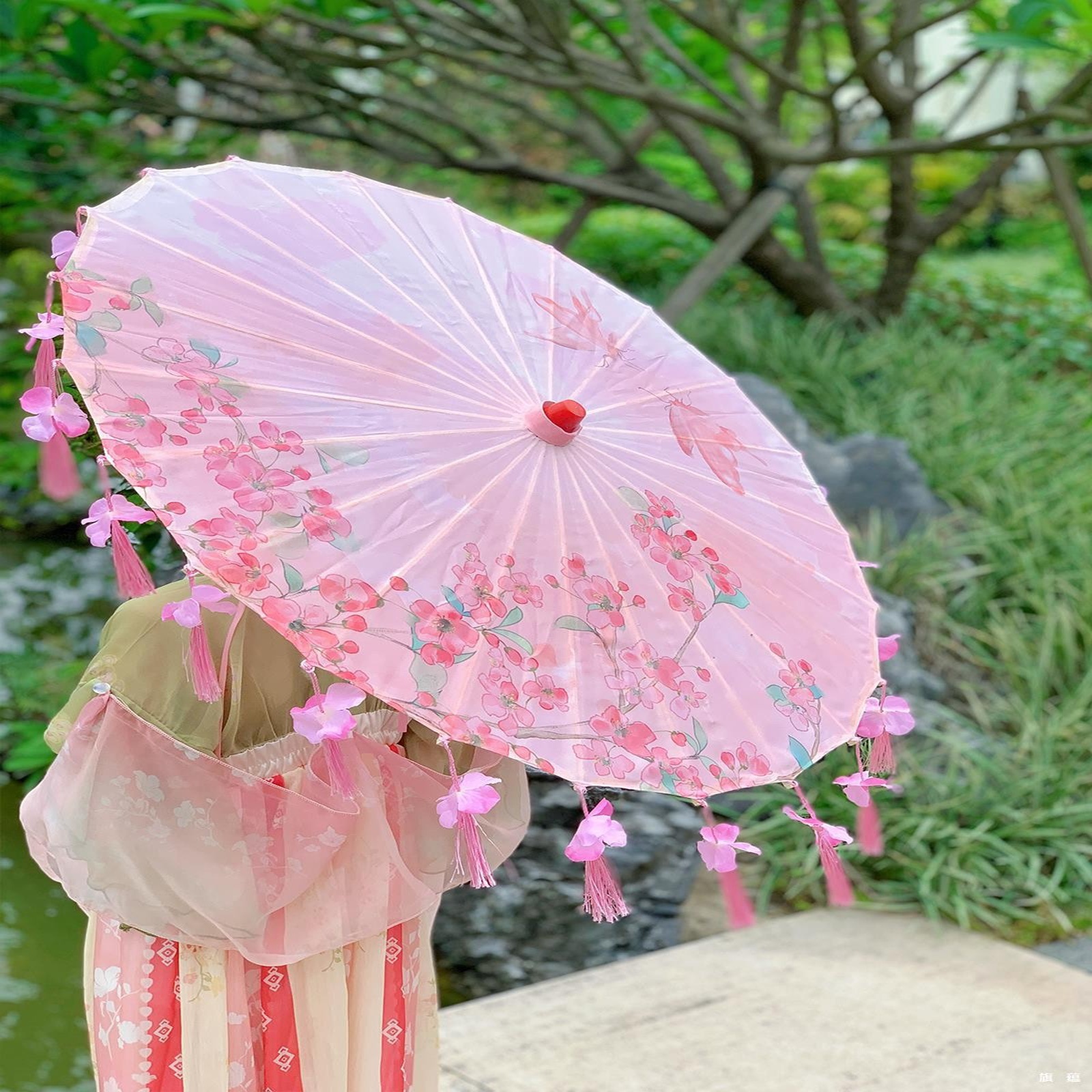 Small Children's Petal Tassel Umbrella for Girls' Dance Performance, Hanfu Props, Decorative Photography Umbrella, Cheongsam Hanfu Oil-Paper Umbrella