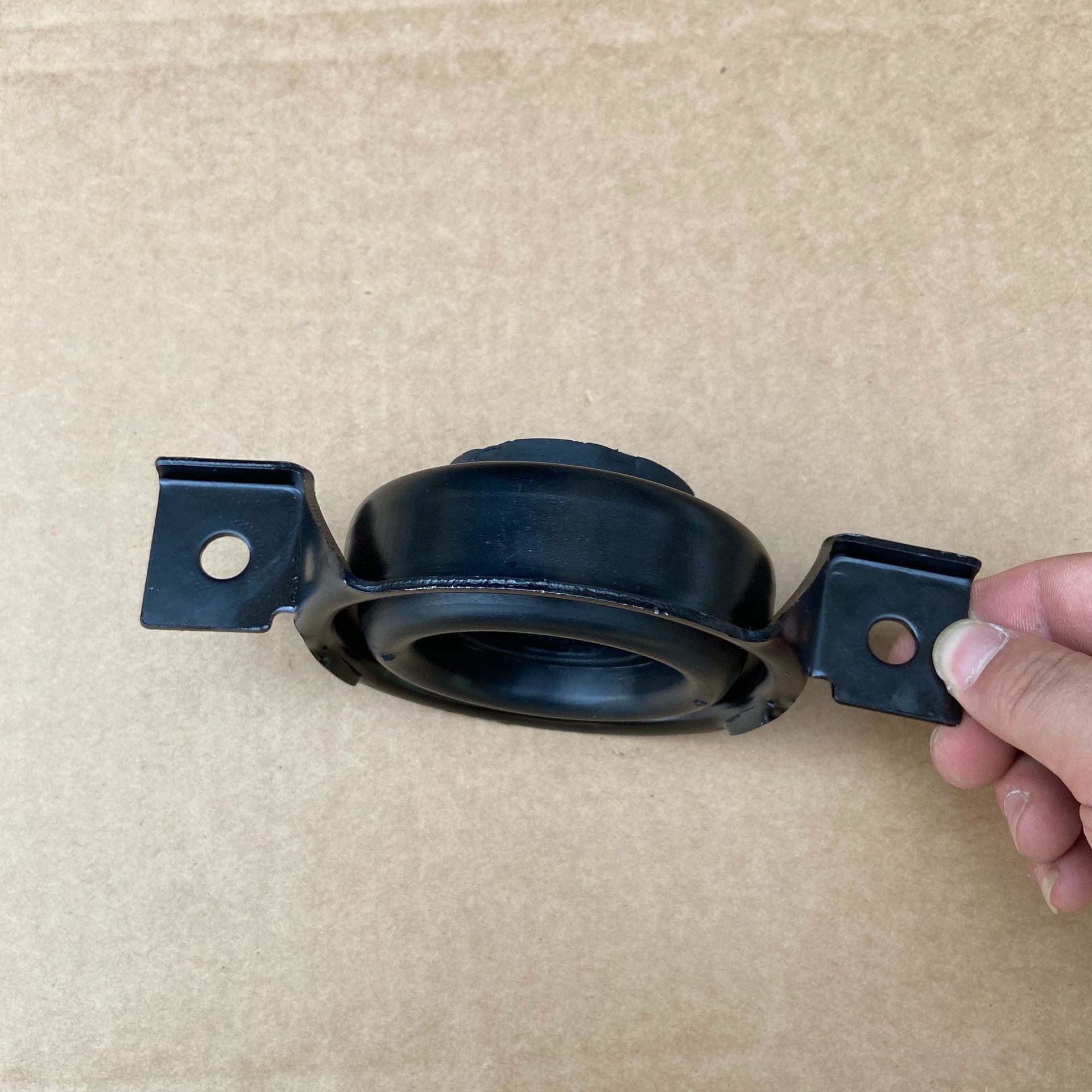 Drive shaft support hanger 52853646AE suitable for Jeep dachekino 3.6L