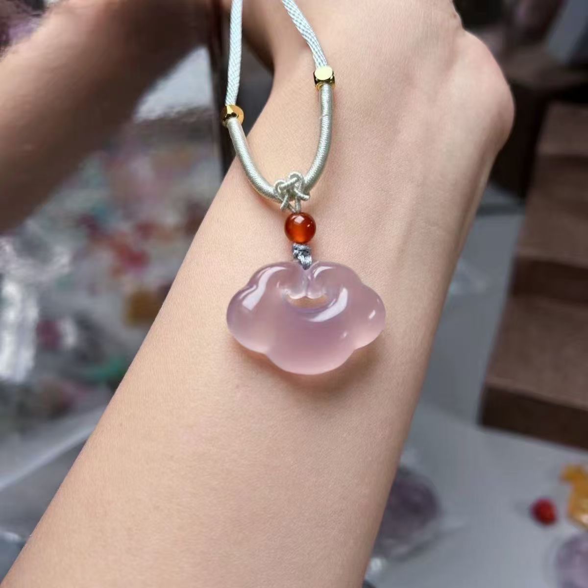 Natural white chalcedony Xiangyun Ruyi Lock Pendant Agate Ping An Lock Jade Pendant Live Xiangyun Lock Supply