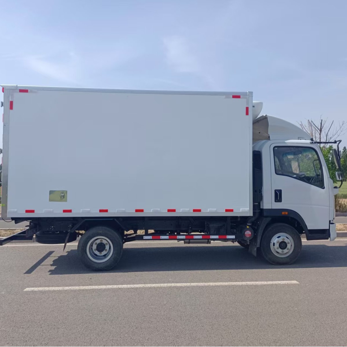 Export Brand New 5 Tons 10 Tons China Sinotruk Howo 4X2 Refrigerated Insulated Truck