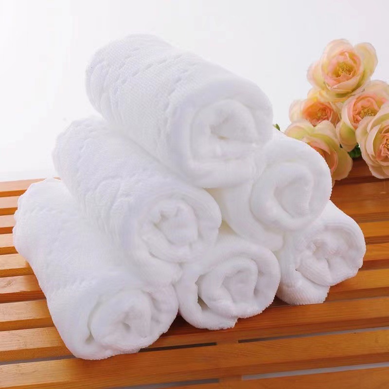 Hotel catering White small square kindergarten KTV wipes multifunctional disposable fiber towel wet wipes wholesale