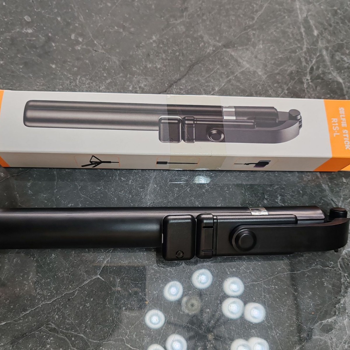 R1S-L Mobile Phone Selfie Stick Bluetooth Tripod 1.8m Body Floor-Standing Telescopic Pole Portable Desktop Lazy Shake