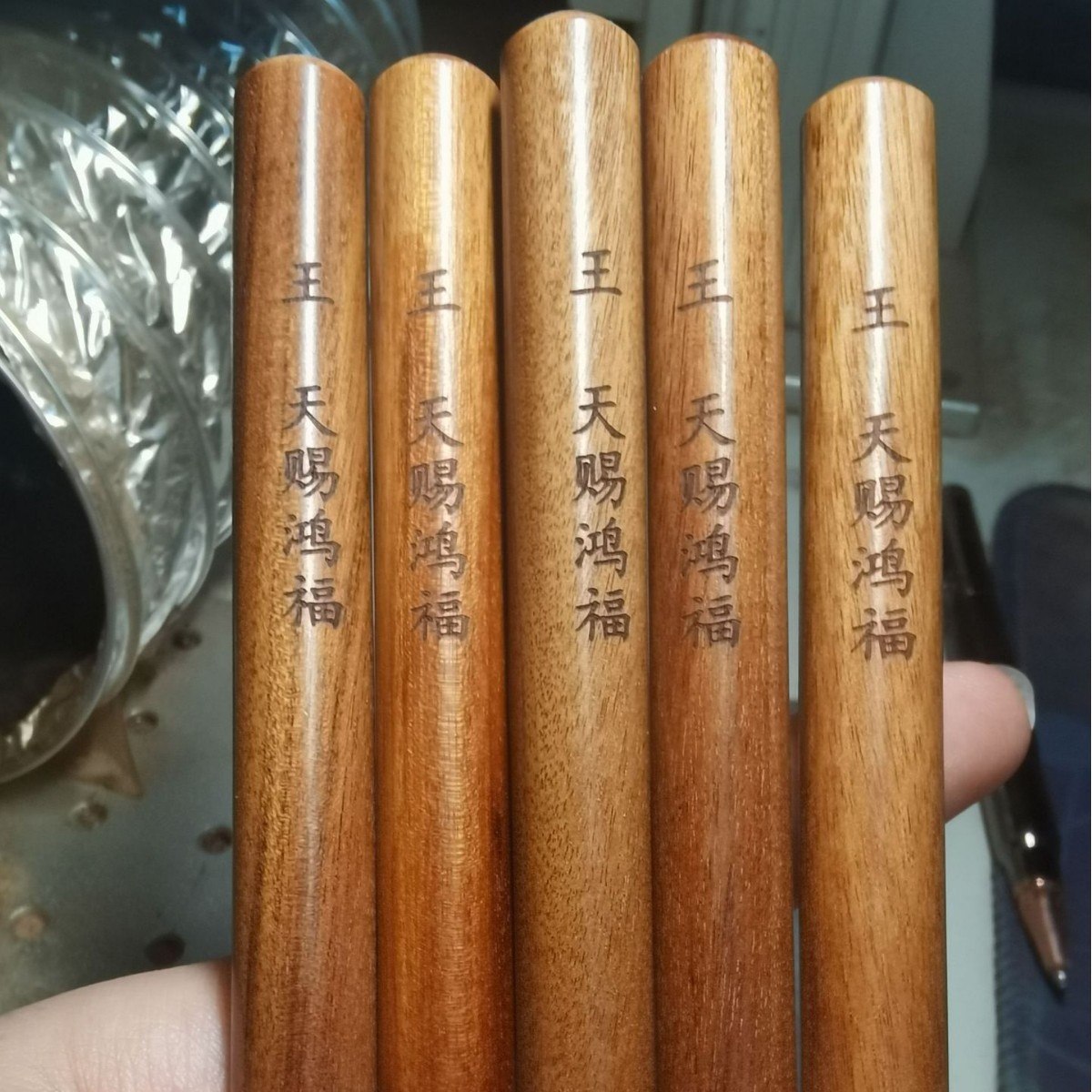 Прямые продажи от фабрики, креативная ручка из красного дерева, бизнес-подарок, гелевая ручка, сандаловая ручка для подписей, деревянная ручка, поддержка сотен фамилий