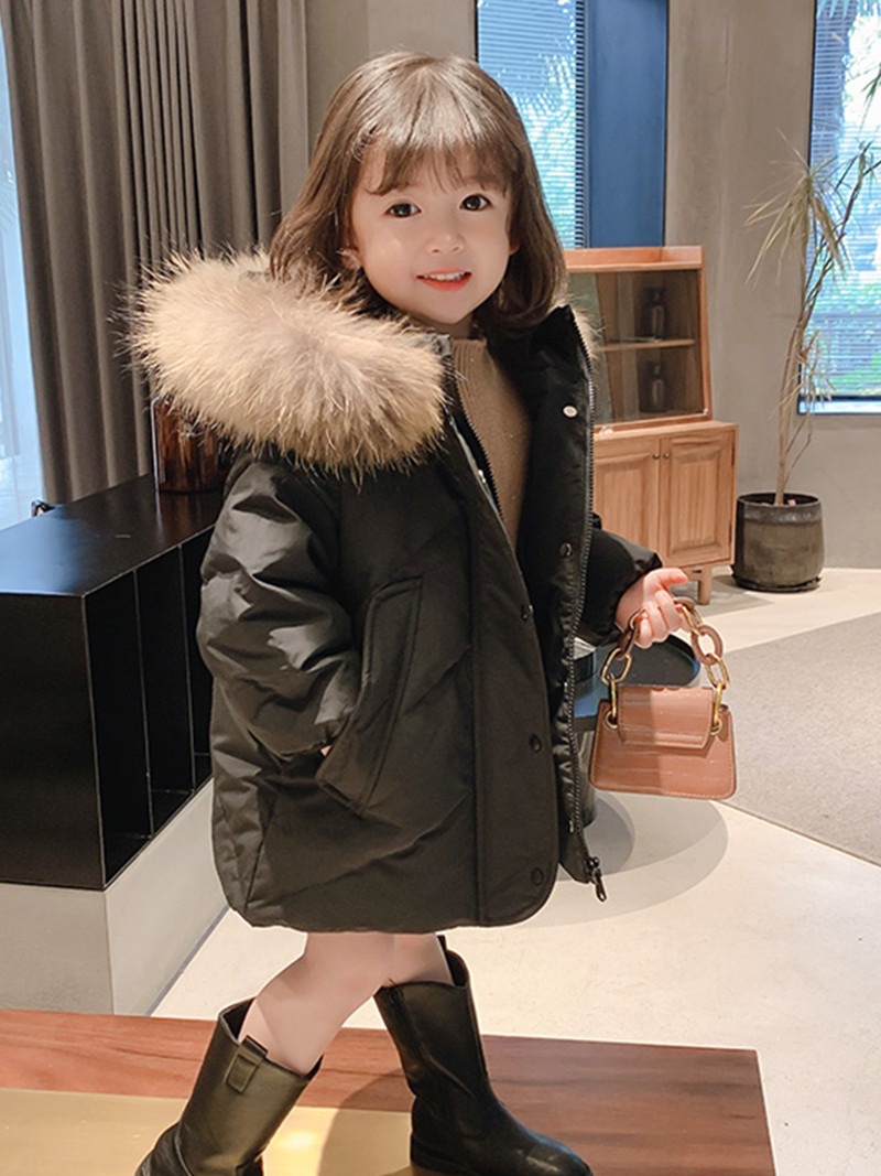 Детский пуховик 90% белого утиного пуха средней длины с большим меховым воротником для зимы