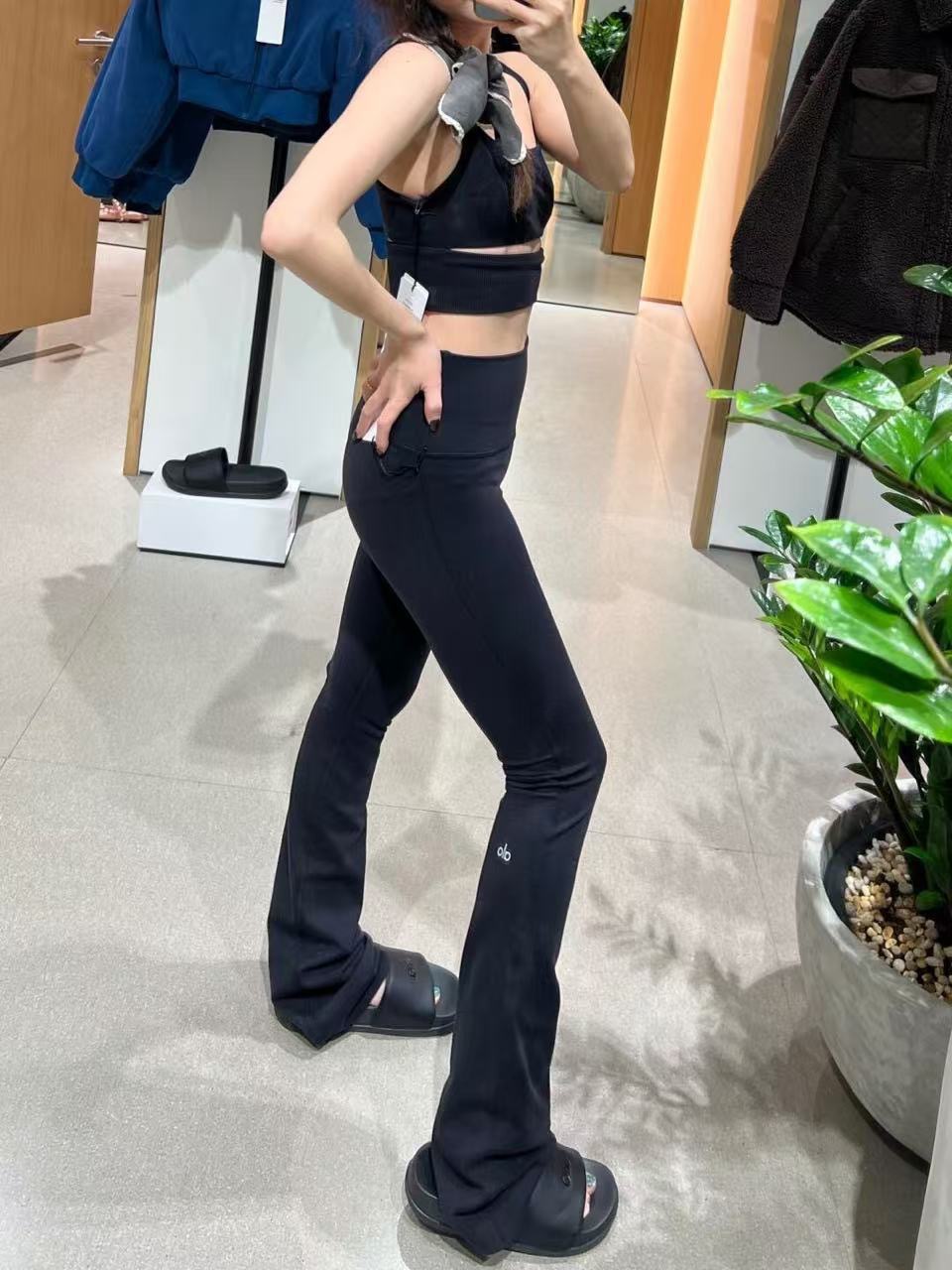 Alo Yoga Pants with Reflective Words, Sports High-Waisted Micro-Flared Pants with Reflective Letters, Hip-Lifting, Tight-Fitting Outer Pants, Comfortable