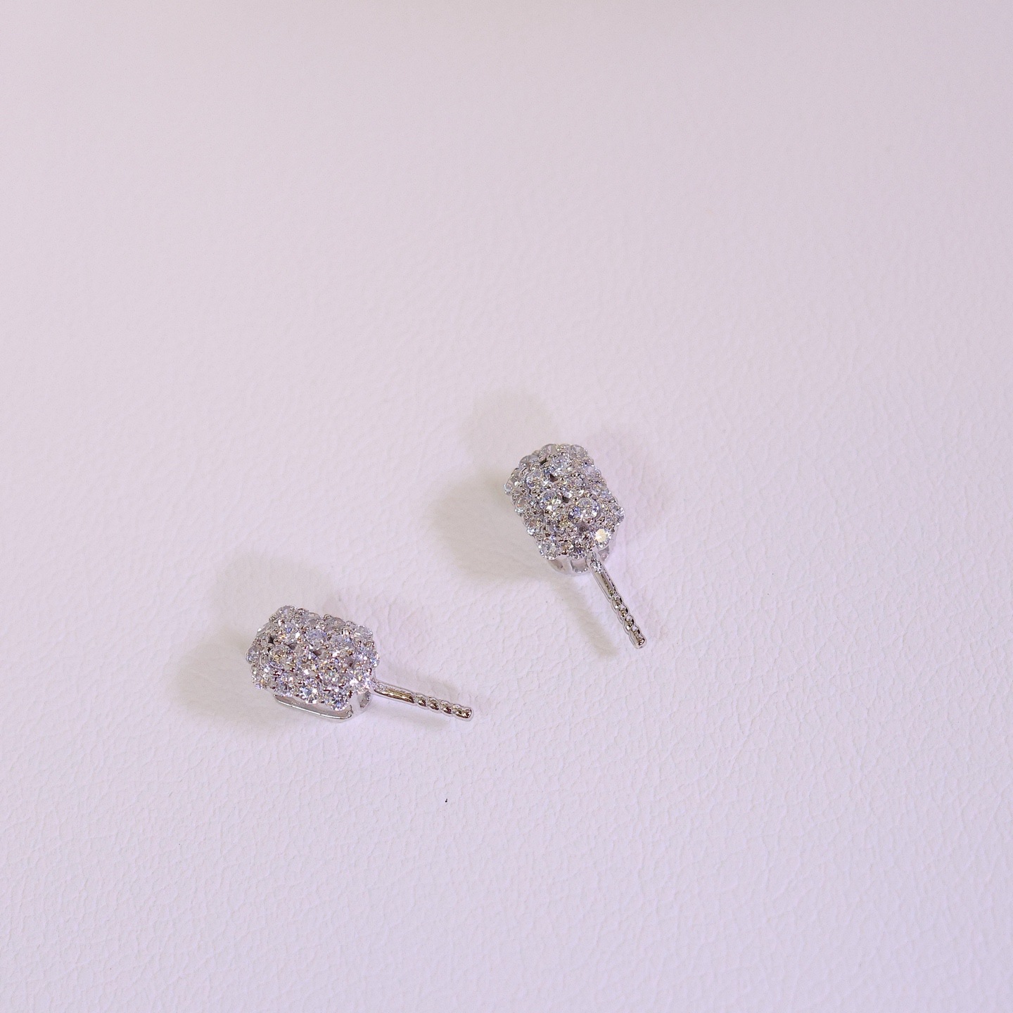 Platinum Pt900 Accessories Simple Pendant White Zirconia Pavé Picture with 12-13mm Beads Chain Not Included