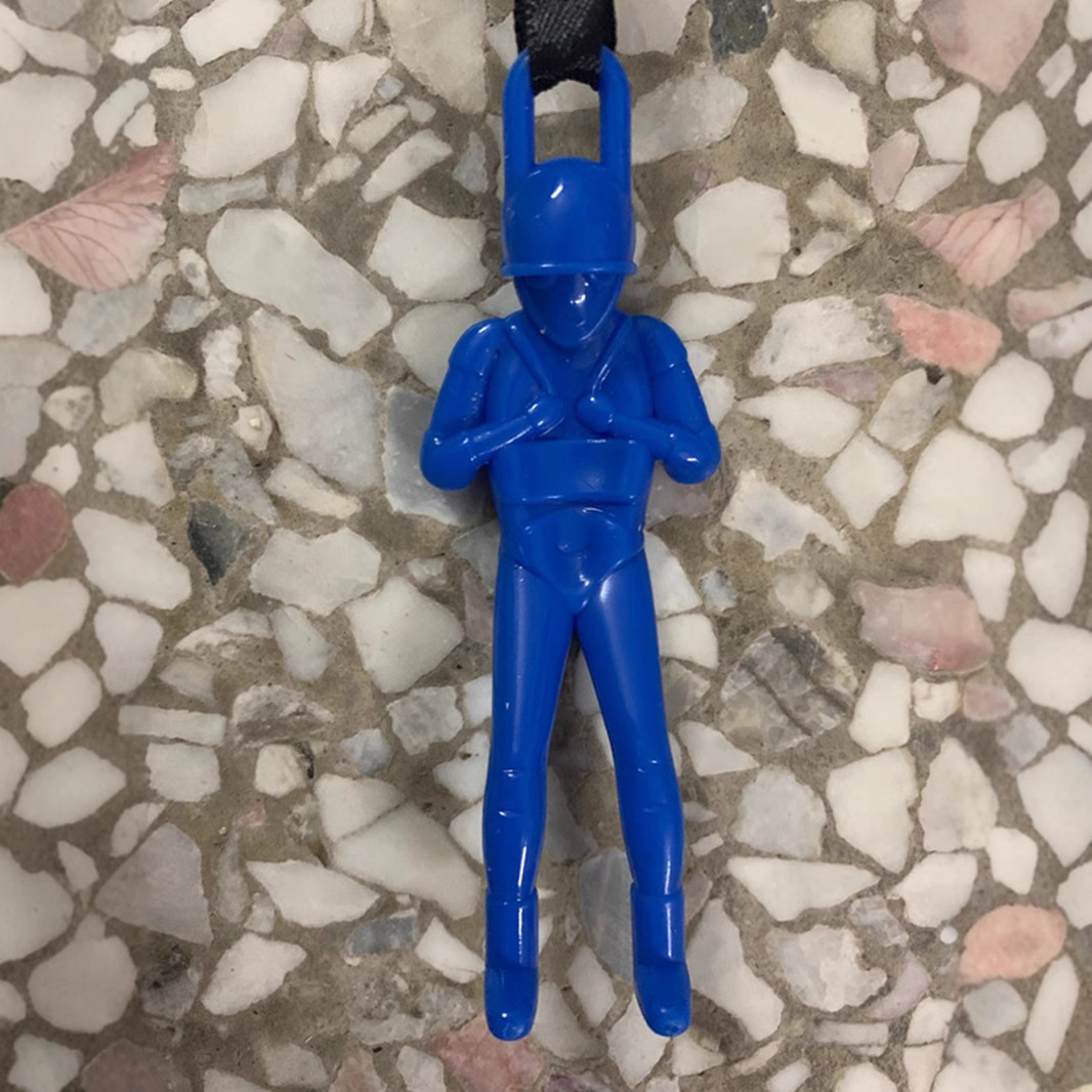 The original package of C hand-thrown parachute soldiers raise their hands and hold hands model diy military accessories manufacturers direct supply