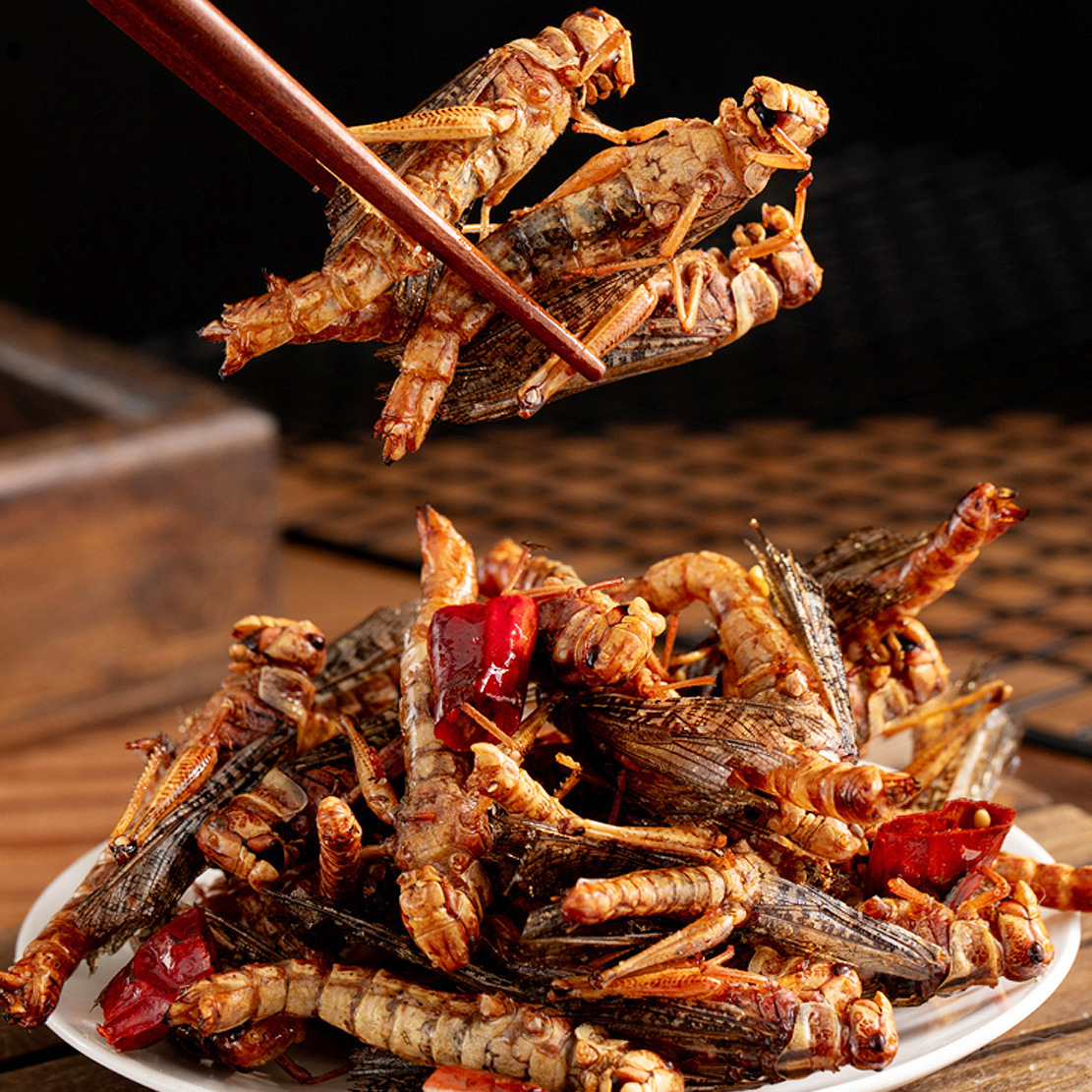 Shandong specialty fresh fried crispy spicy cumin grasshopper instant snacks crispy locust cooked food