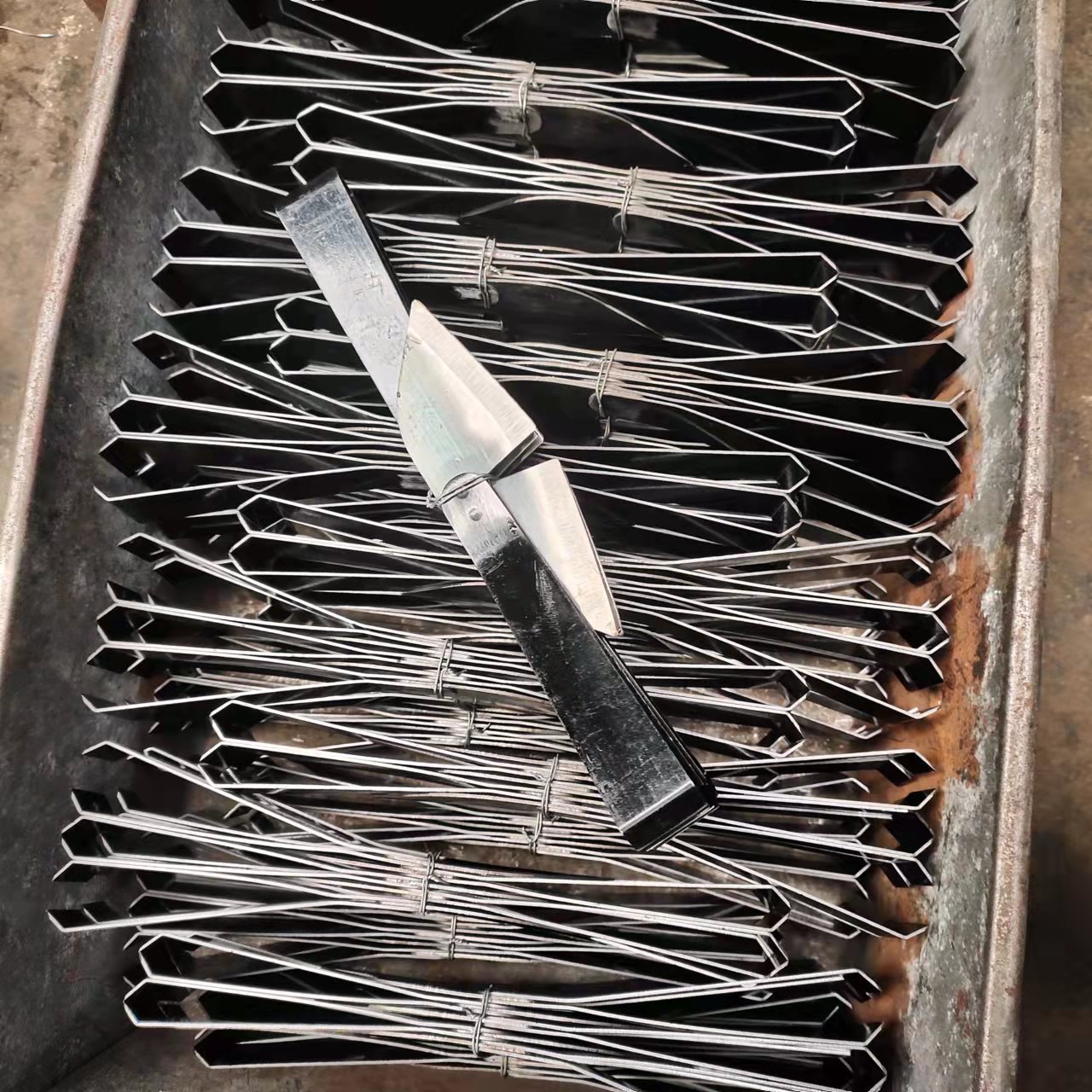 Factory Direct Supply Duck Feather and Chicken Feather Tweezers, Handmade Steel Belt Material, Black Hair Clip, Garlic Tweezers, Supports LG