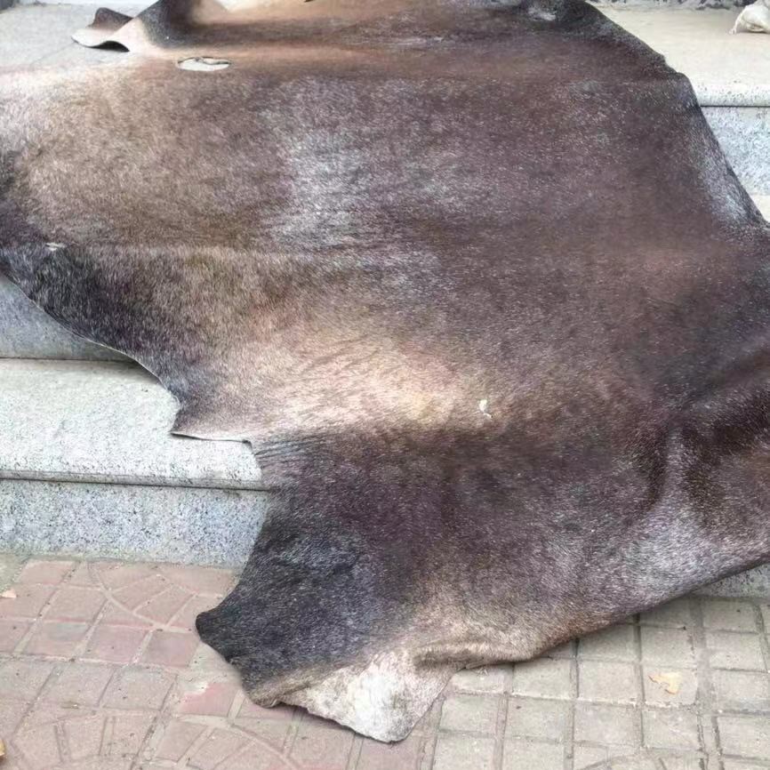 Factory Direct Sales of Black and White Spotted Horsehair Raw Materials, Whole Horse Skin, Genuine Leather for Shoes and Boots