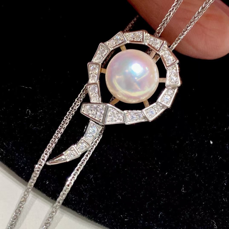 The New Snake Universal Buckle Pendant Is a Perfect Match for Single Wear or Baby. It Is Made of S925 Silver Inlaid Throughout the Body