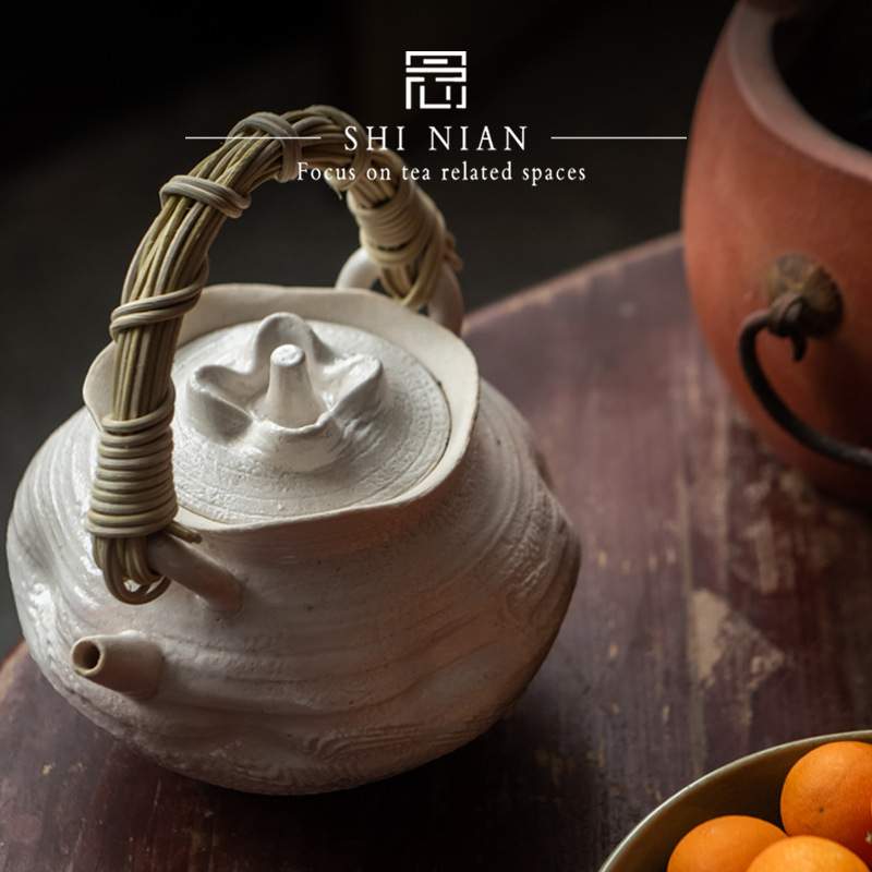 Large Vintage-Style Tea Pot with Handle, Made of Persimmon Material, Suitable for Brewing Tea, Prevents Scalding, and Can Be Used as a Tea Set for Retro Literary Enthusiasts