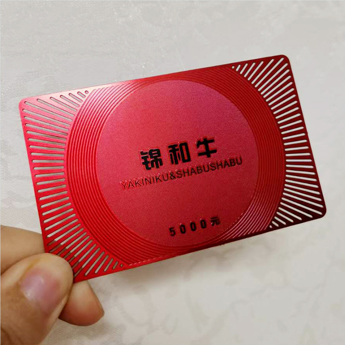 Металлическая VIP-карточка с матовой отделкой, вырезанная специальной формы, индивидуальная печать визиток