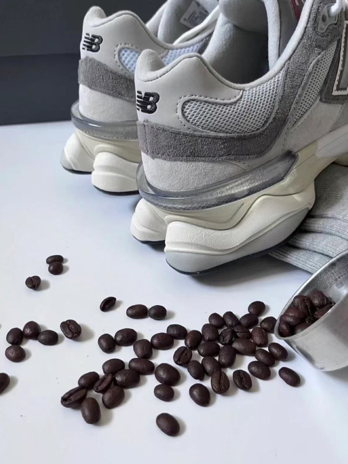 Nb9060 Retro Comfortable Running Shoes, Thick-Soled Dad Shoes, Cushioning Black Technology, Street Walking, Light and Essential